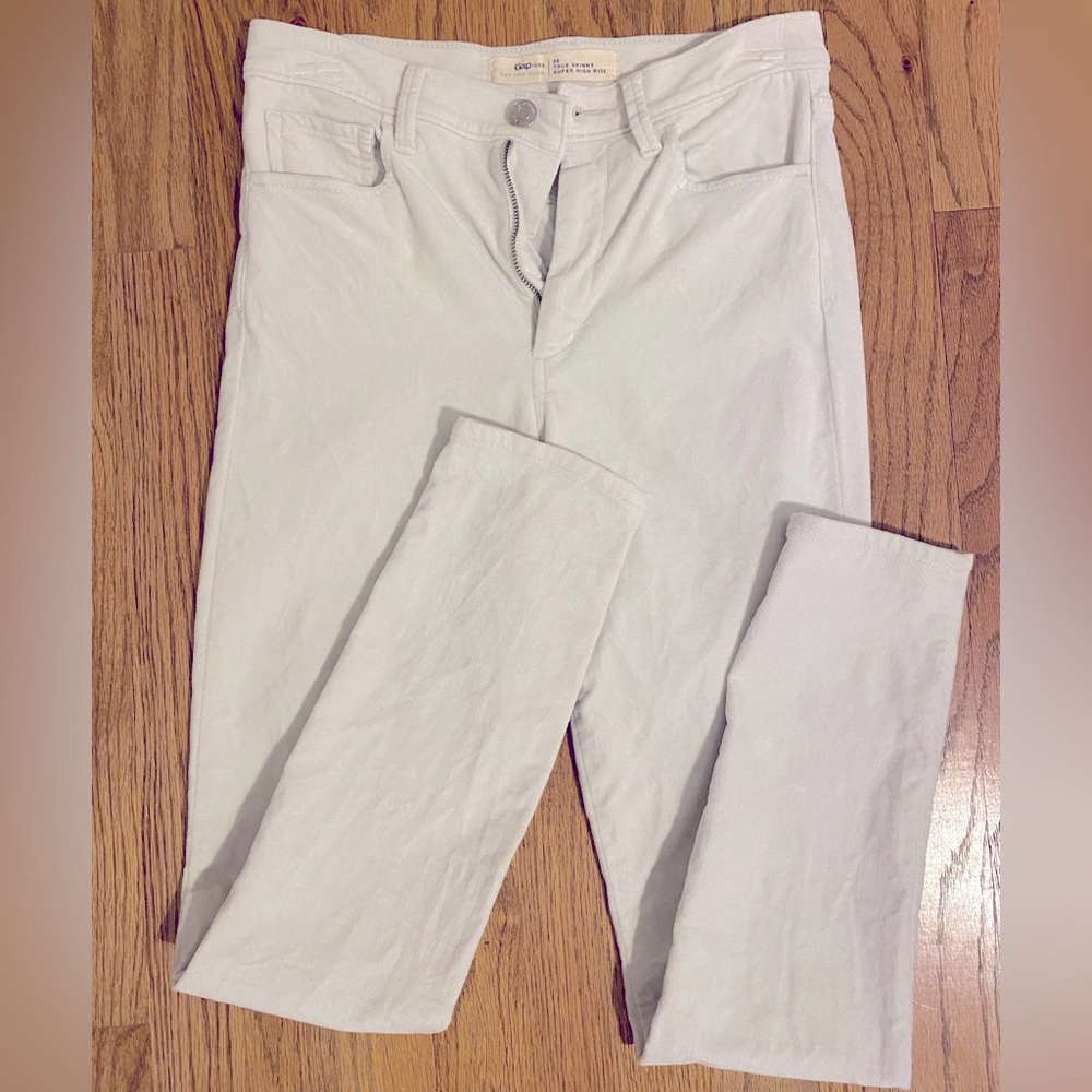 GAP women’s jeans. Size 26. Vintage style, ankle length jeans.